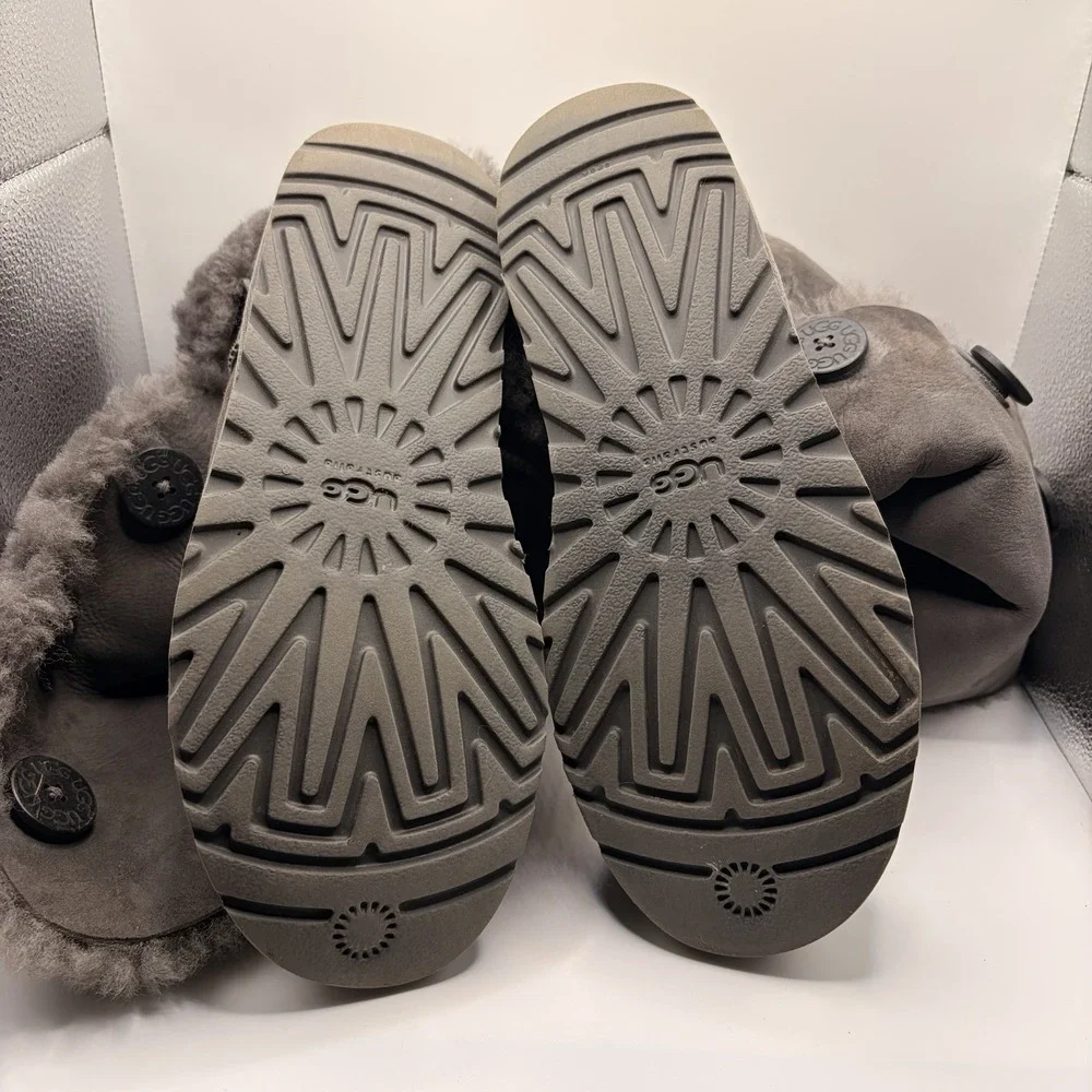 UGG Australia Bailey Button Triplet Boots Womens 9 Gray Sheepskin Winter 1873